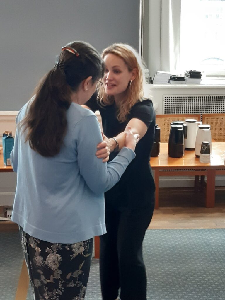 Forperson Miriam møder Pernille Skipper på statsborgerskabsdag 2022