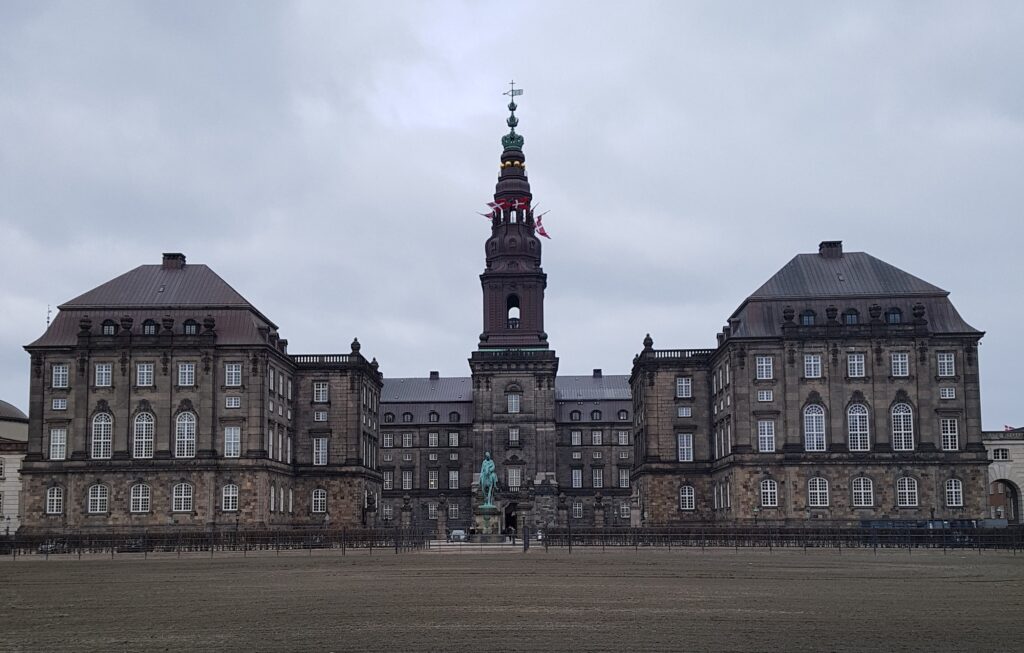 Christiansborg Slot i København, set fra ridebanen. Foto af Drew Fremlev Fisher